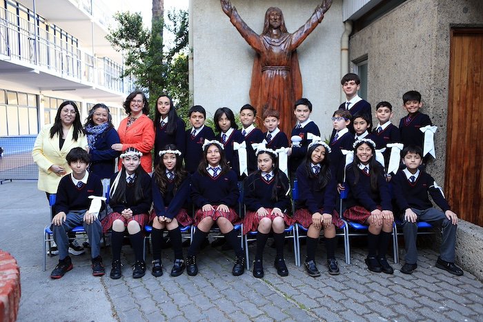 Diecinueve estudiantes reciben a Jesús sacramentado por primera vez