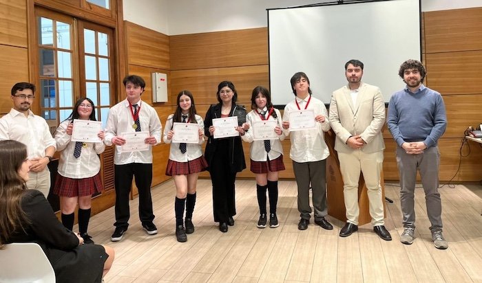¡Campeones del Torneo Interescolar de Debate PUCV 2025!