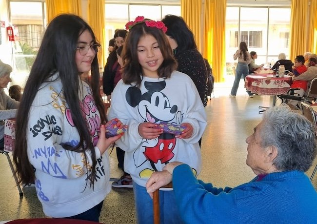 Niñas y niños que harán su Primera Comunión visitaron a personas mayores