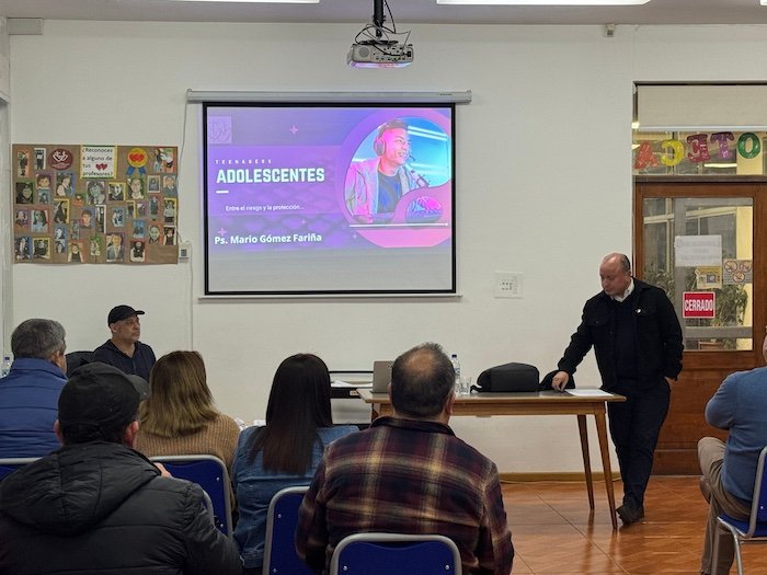 Charla de prevención de alcohol y drogas puso el foco en el vínculo familiar y la salud mental