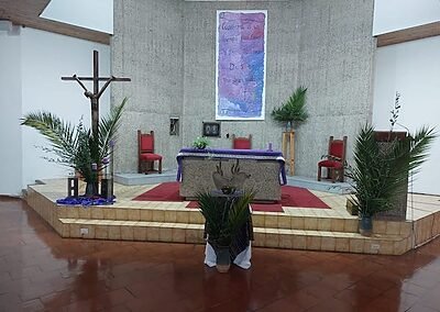 El viernes 30 de marzo vivimos la bendición de los ramos en la capilla de nuestro colegio. Así comenzamos Semana Santa, con la memoria de la entrada triunfante de Jesús a Jerusalem. Niñas, niños y jóvenes fueron llegando por niveles; primero el inicial, luego el intermedio y finalizamos con el ciclo avanzado, quienes iban ingresando cantando alegremente junto al coro el Hosana, que es tan característico del Domingo de Ramos. Luego veían un video con el relato de Jesús entrando en medio de una gran multitud en Jerusalem luego de haber estado en el monte Tabor orando. Muchos se preguntaban; “¿Quién es este?”, mientras que otros lo reconocían como el hijo de Dios, el que ha de venir, el que se profetizó por tanto tiempo. Finalmente se bendijeron los ramos que permanecen en nuestras casas hasta el inicio de la Cuaresma siguiente, pues se queman y se transforman en la ceniza que protagoniza el Miércoles de Ceniza. Fue una hermosa y animada jornada de fiesta e inicio de esta nueva Semana Santa.