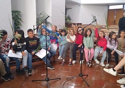 El viernes 30 de marzo vivimos la bendición de los ramos en la capilla de nuestro colegio. Así comenzamos Semana Santa, con la memoria de la entrada triunfante de Jesús a Jerusalem. Niñas, niños y jóvenes fueron llegando por niveles; primero el inicial, luego el intermedio y finalizamos con el ciclo avanzado, quienes iban ingresando cantando alegremente junto al coro el Hosana, que es tan característico del Domingo de Ramos. Luego veían un video con el relato de Jesús entrando en medio de una gran multitud en Jerusalem luego de haber estado en el monte Tabor orando. Muchos se preguntaban; “¿Quién es este?”, mientras que otros lo reconocían como el hijo de Dios, el que ha de venir, el que se profetizó por tanto tiempo. Finalmente se bendijeron los ramos que permanecen en nuestras casas hasta el inicio de la Cuaresma siguiente, pues se queman y se transforman en la ceniza que protagoniza el Miércoles de Ceniza. Fue una hermosa y animada jornada de fiesta e inicio de esta nueva Semana Santa.