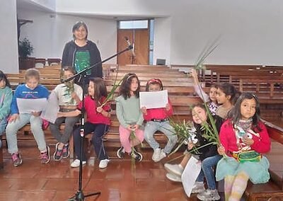 El viernes 30 de marzo vivimos la bendición de los ramos en la capilla de nuestro colegio. Así comenzamos Semana Santa, con la memoria de la entrada triunfante de Jesús a Jerusalem. Niñas, niños y jóvenes fueron llegando por niveles; primero el inicial, luego el intermedio y finalizamos con el ciclo avanzado, quienes iban ingresando cantando alegremente junto al coro el Hosana, que es tan característico del Domingo de Ramos. Luego veían un video con el relato de Jesús entrando en medio de una gran multitud en Jerusalem luego de haber estado en el monte Tabor orando. Muchos se preguntaban; “¿Quién es este?”, mientras que otros lo reconocían como el hijo de Dios, el que ha de venir, el que se profetizó por tanto tiempo. Finalmente se bendijeron los ramos que permanecen en nuestras casas hasta el inicio de la Cuaresma siguiente, pues se queman y se transforman en la ceniza que protagoniza el Miércoles de Ceniza. Fue una hermosa y animada jornada de fiesta e inicio de esta nueva Semana Santa.