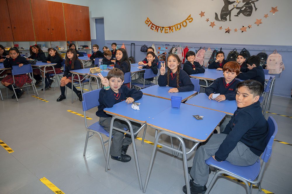 Estudiantes de enseñanza básica en el primer día de clases, colegio SS.CC. Monjas Francesas de Viña del Mar