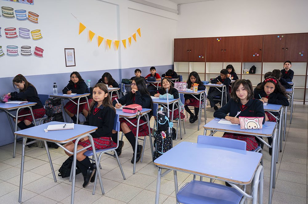 Alumnos y alumnas de enseñanza básica estudiando en el colegio SS.CC. Monjas Francesas de Viña del Mar