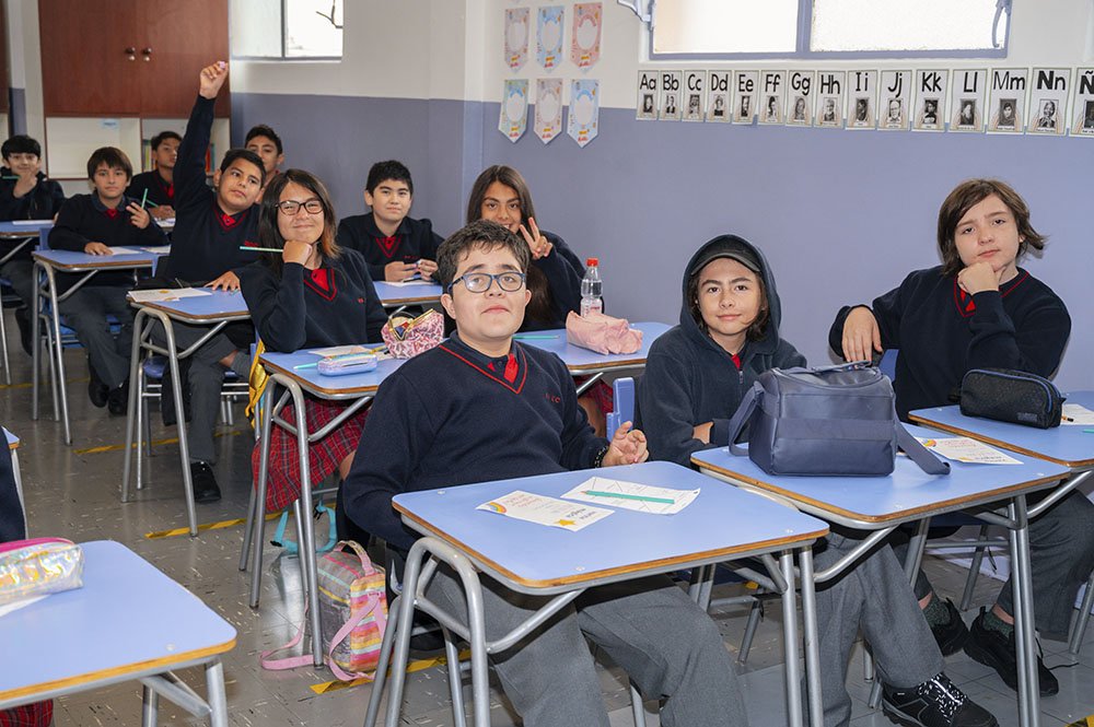 Alumnos trabajando en clases el segundo día del año 2023 del colegio SS.CC. Monjas Francesas de Viña del Mar