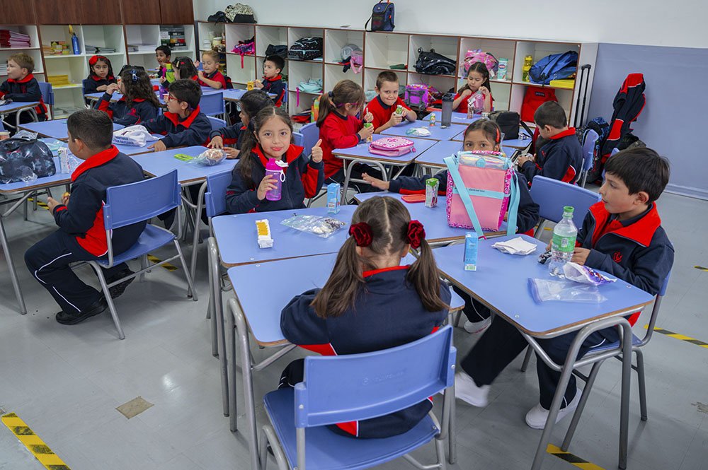 Estudiantes de enseñanza básica haciendo tareas, colegio SS.CC. Monjas Francesas de Viña del Mar