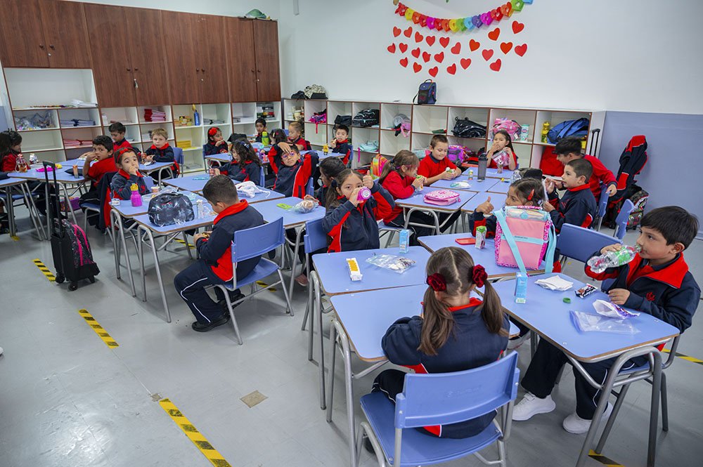 Estudiantes en la sala del colegio Sagrados Corazones Monjas Francesas de Viña del Mar