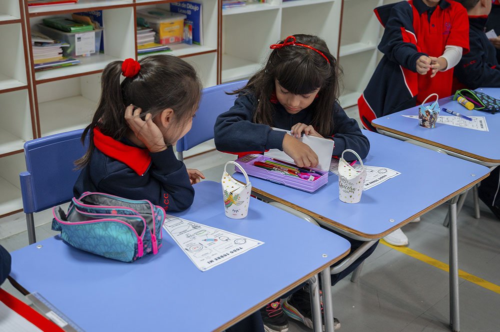 Alumnas de enseñanza básica trabajando con sus útiles escolares, colegio SS.CC. Monjas Francesas de Viña del Mar