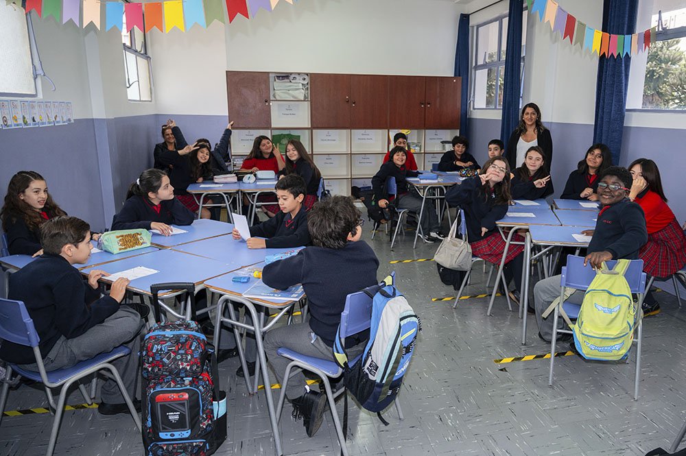Alumnas de educación básica en la sala del colegio SS.CC. Monjas Francesas de Viña del Mar