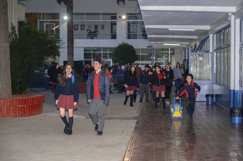 Estudiantes ingresando el primer día de clases al colegio SS.CC. Monjas Francesas de Viña del Mar