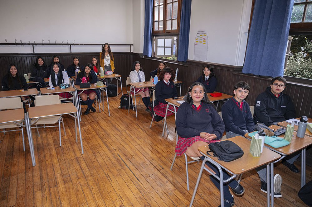 Alumnos de enseñanza media volviendo a clases el año 2023 en el colegio SS.CC. Monjas Francesas de Viña del Mar