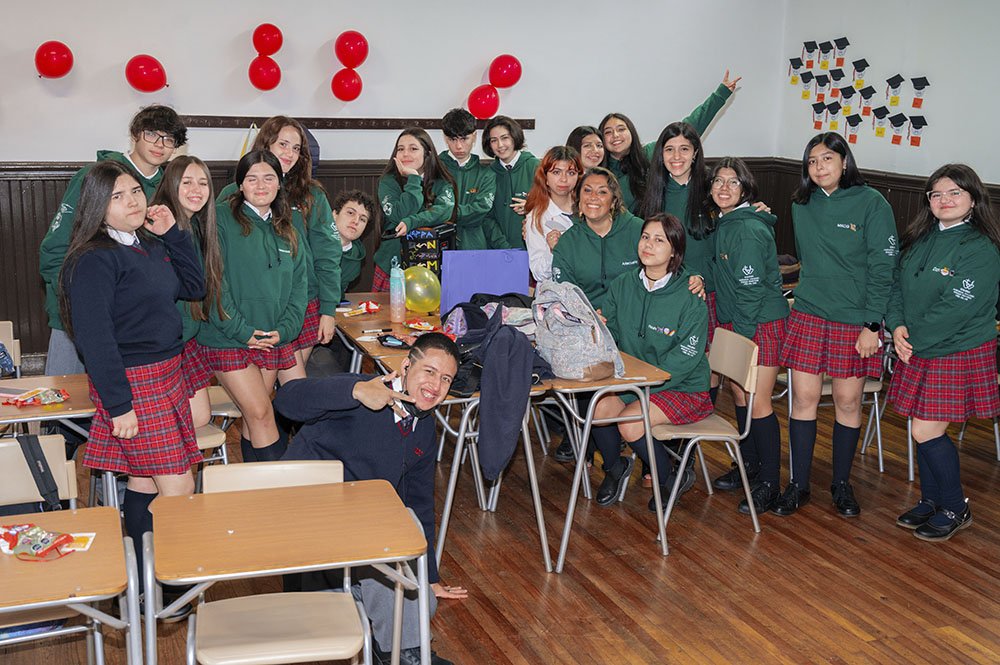 Alumnas de enseñanza media en la sala del colegio SS.CC. Monjas Francesas de Viña del Mar