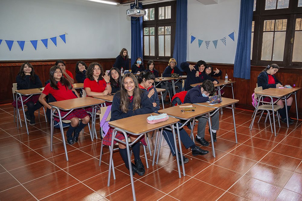Alumnos enseñanza media el primer día de clases en la sala del colegio Sagrados Corazones Monjas Francesas de Viña del Mar