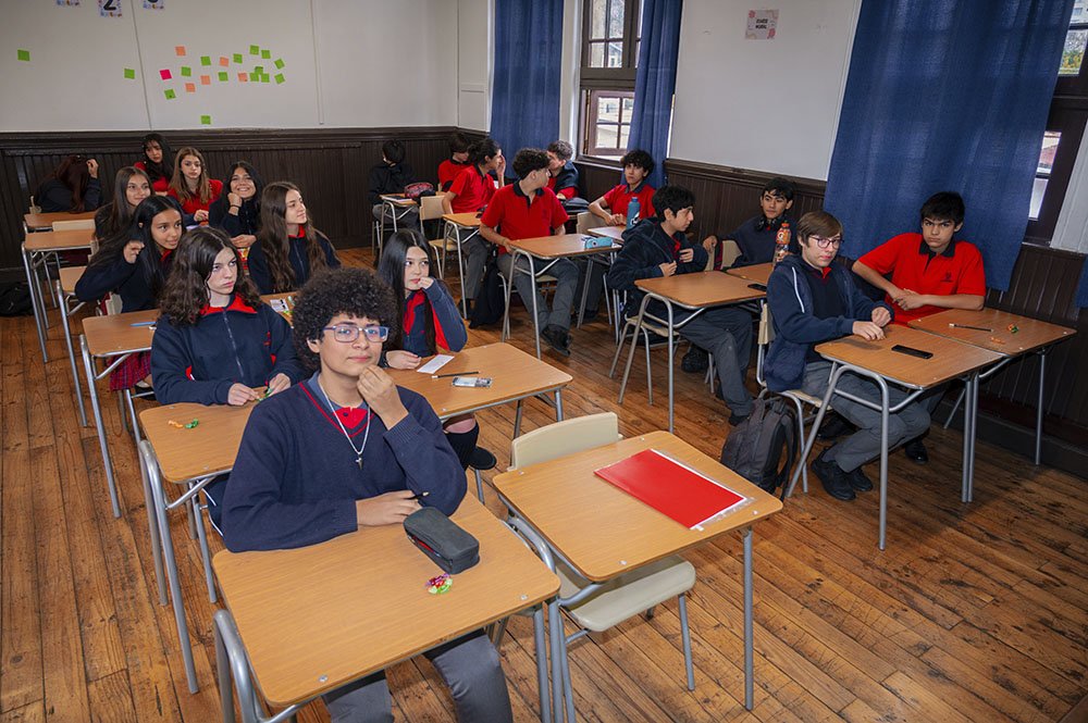 Estudiantes de enseñanza media en la sala del colegio SS.CC. Monjas Francesas de Viña del Mar